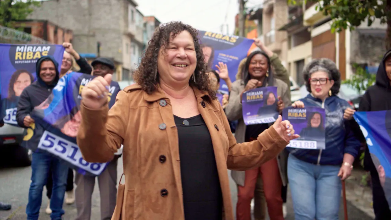 Míriam Ribas — comemorando com apoiadores