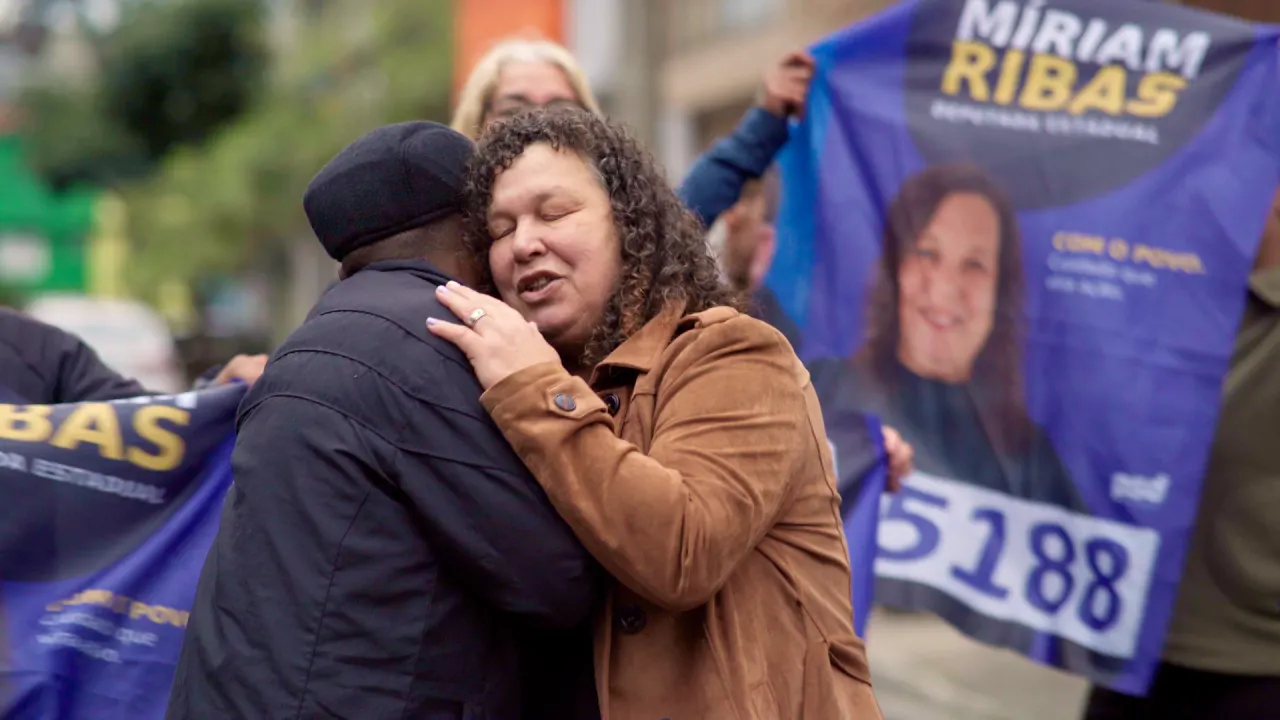 Míriam Ribas — abraçando um apoiador