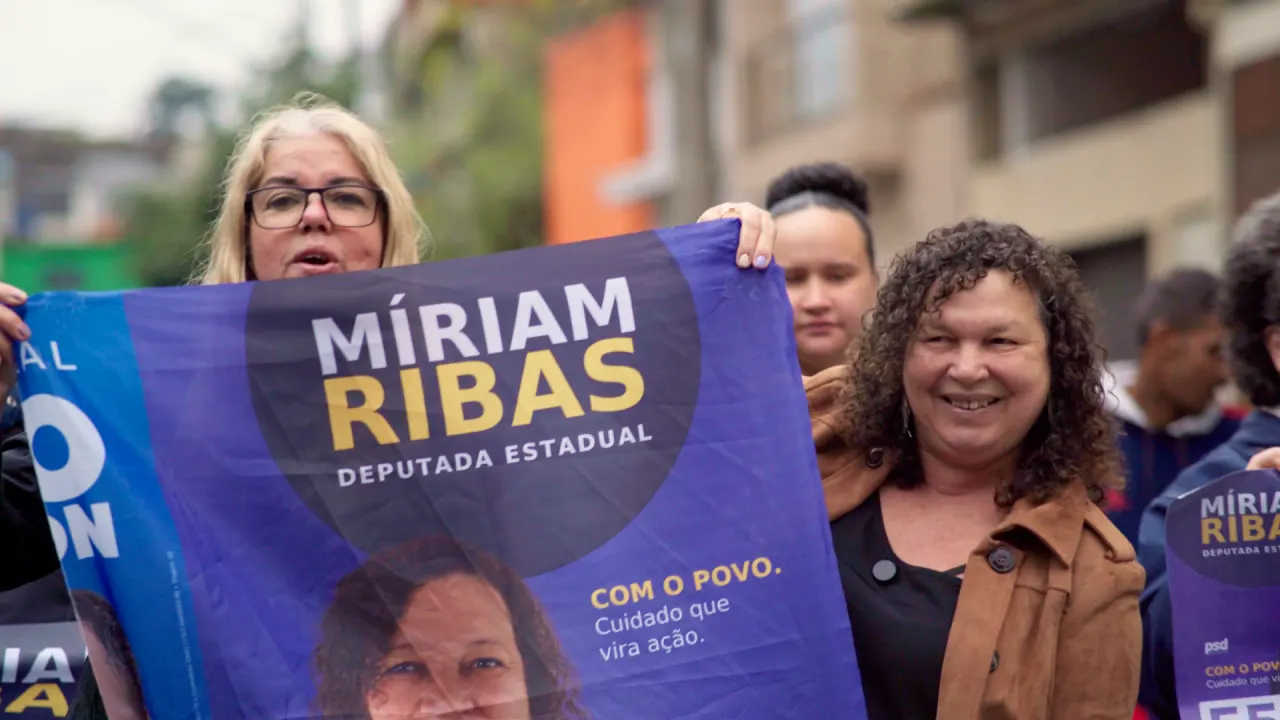 Míriam Ribas — apoiadora com a bandeira Míriam Ribas