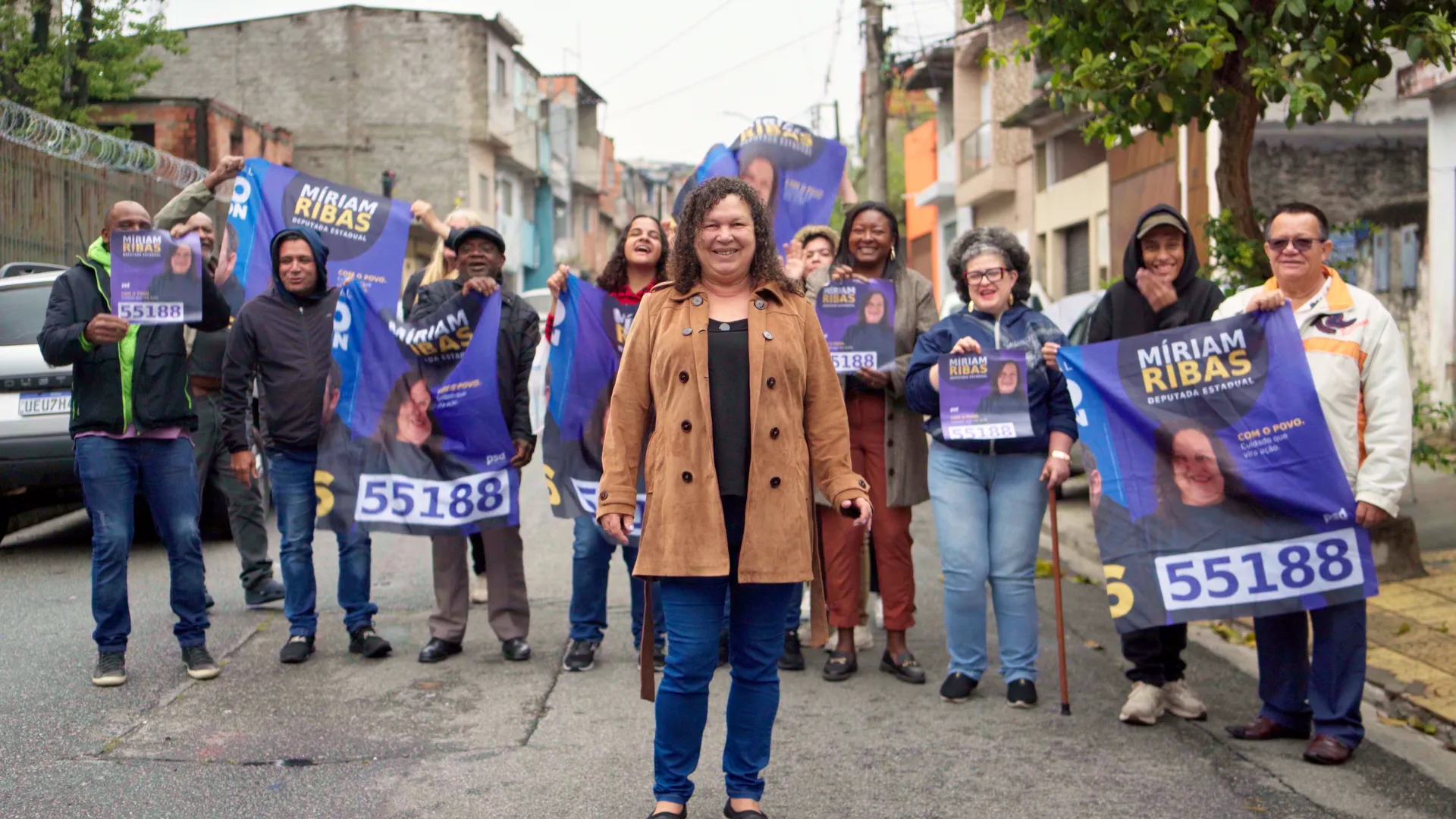 Míriam Ribas na rua com apoiadores segurando bandeiras 55188